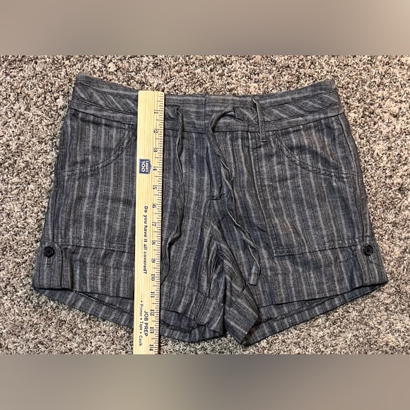 3. Banana Republic Low Rise Gray Striped Cuffed Shorts! Size 4P! - Picture 7 of 8